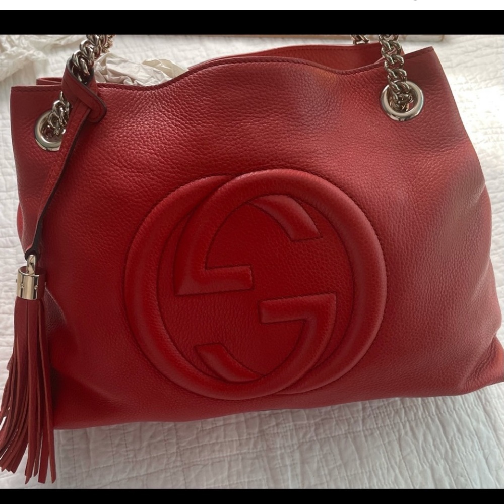 Red authentic Gucci hangbag. Used twice, excellent condition